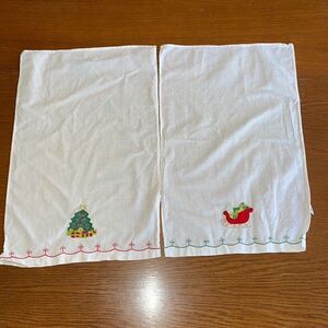 Set of 2 Vtg Lillian Vernon Christmas tea or‎ hand towels with embroidery